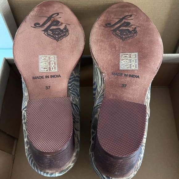 Free People Animal Charm Double V Ankle
Boots Size 7 - Picture 9 of 14